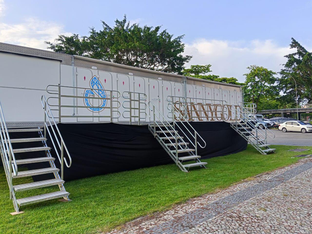 Carreta sanitária 28 cabines posicionada para evento no RJ