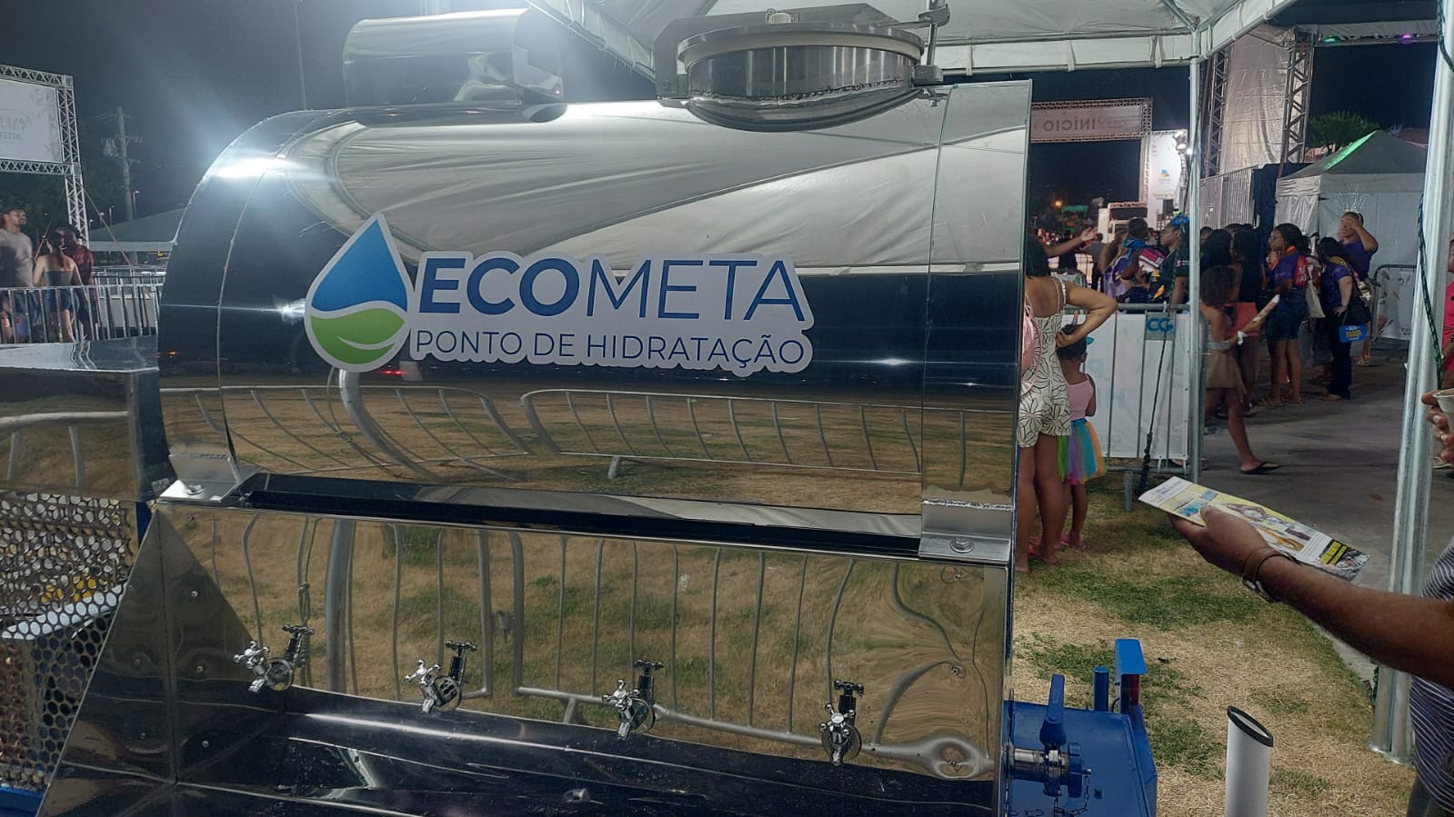 Bebedouro móvel para evento e ponto de hidratação em operação